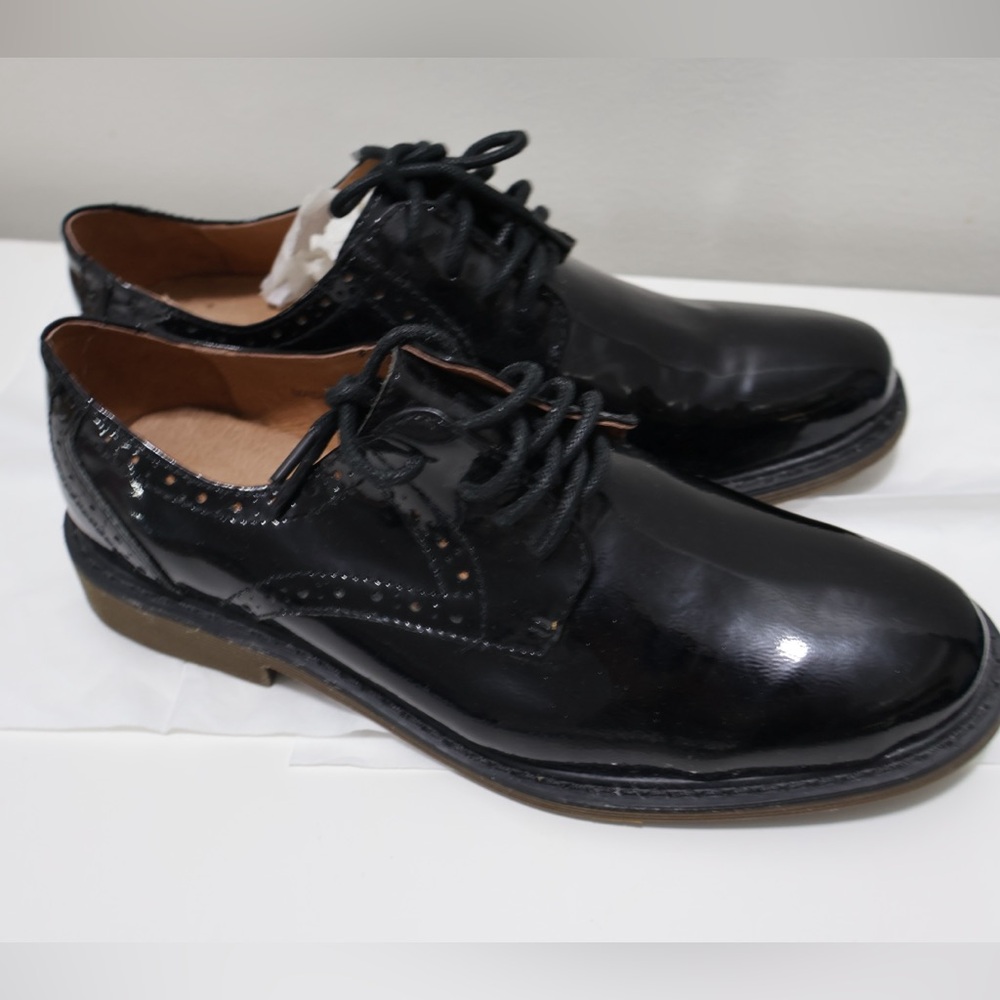 Woman's Black Oxford Shoes